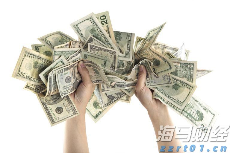 大阪世博会中国馆举行升旗仪式，五星红旗迎风飘扬！